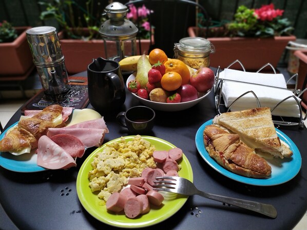 Free daily buffet breakfast