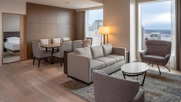 Executive Suite | Living area | Flat-screen TV, Netflix