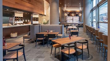 2 restaurantes, se sirven desayunos, comidas, cenas y cocina italiana
