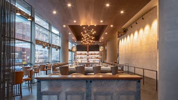 2 間餐廳,供應早餐、午餐和晚餐,義大利料理