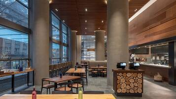 2 restaurants; breakfast, lunch, and dinner served