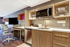 Bàn, màn/rèm cản sáng, bàn ủi/dụng cụ ủi quần áo