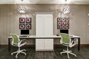 Business center - Home2 Suites by Hilton Edmonton South (Edmonton)