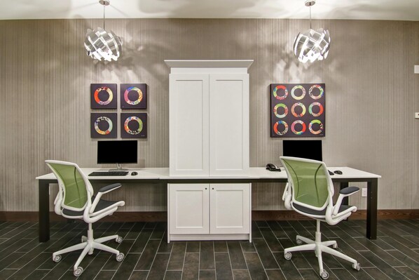 Business center - Home2 Suites by Hilton Edmonton South (Edmonton)