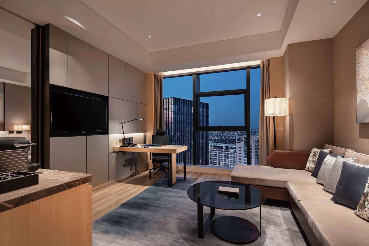 Suite, 1 slaapkamer | Donzen dekbedden, een kluis op de kamer, een bureau
