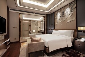 Deluxe Suite, 1 King Bed | Bathroom