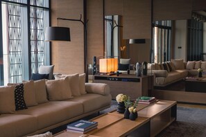 Royal suite, 3 slaapkamers, aan zee | Luxe beddengoed, pillowtop-bedden, een kluis op de kamer, een bureau