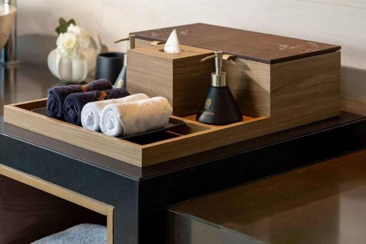 Comodidades do banheiro | Banheira e chuveiro separados, produtos de toalete de grife