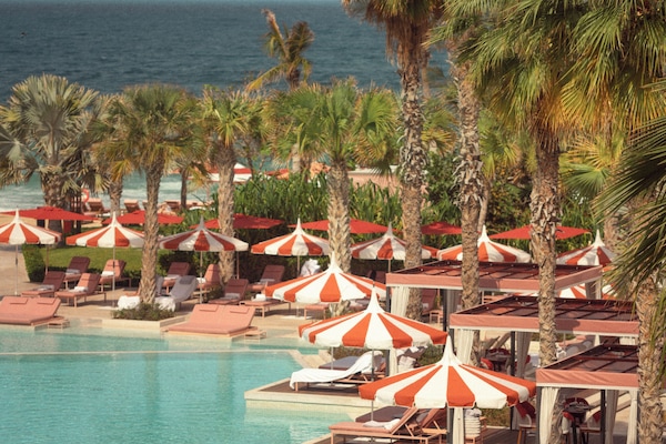 2 utomhuspooler, öppet 07.00 till 19.00, gratis cabanor och parasoller