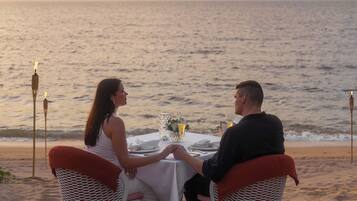 4 restaurants, breakfast, lunch, dinner served; Asian cuisine