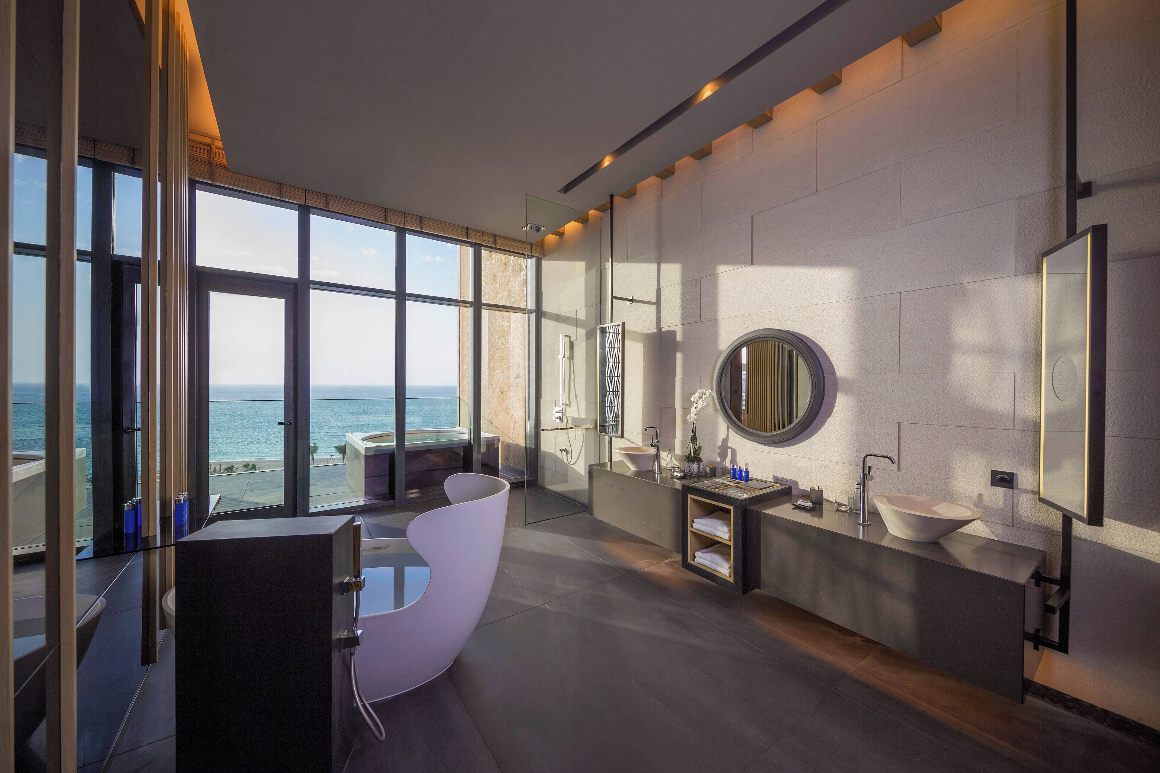 Suite Royal, 3 habitaciones, frente al mar | Ropa de cama de alta calidad y colchones con acolchado adicional