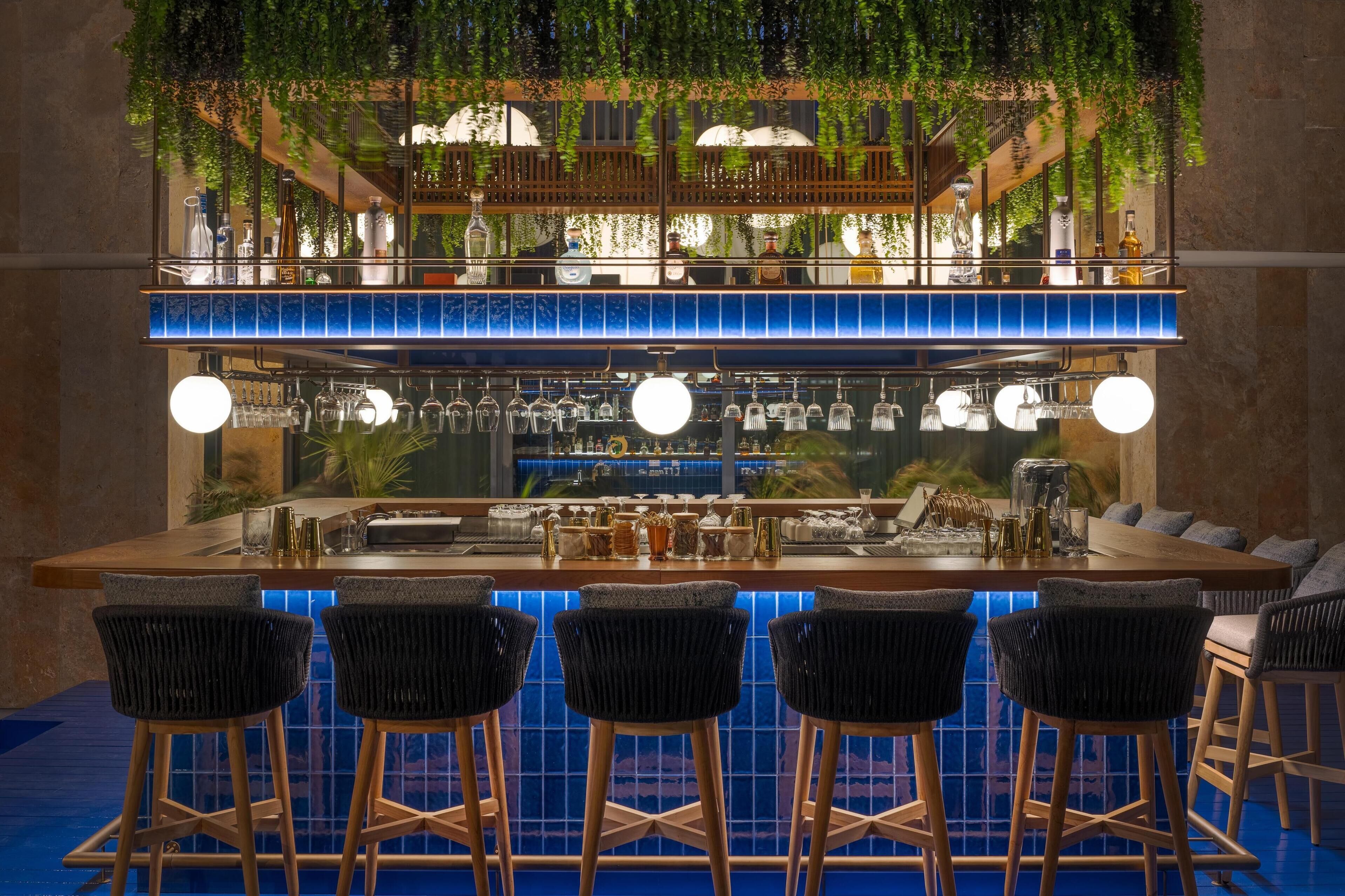 4 restaurants; breakfast, lunch, dinner and brunch served 