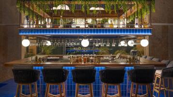 4 restaurants; breakfast, lunch, dinner and brunch served