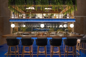 4 restaurants; breakfast, lunch, dinner, and brunch served
