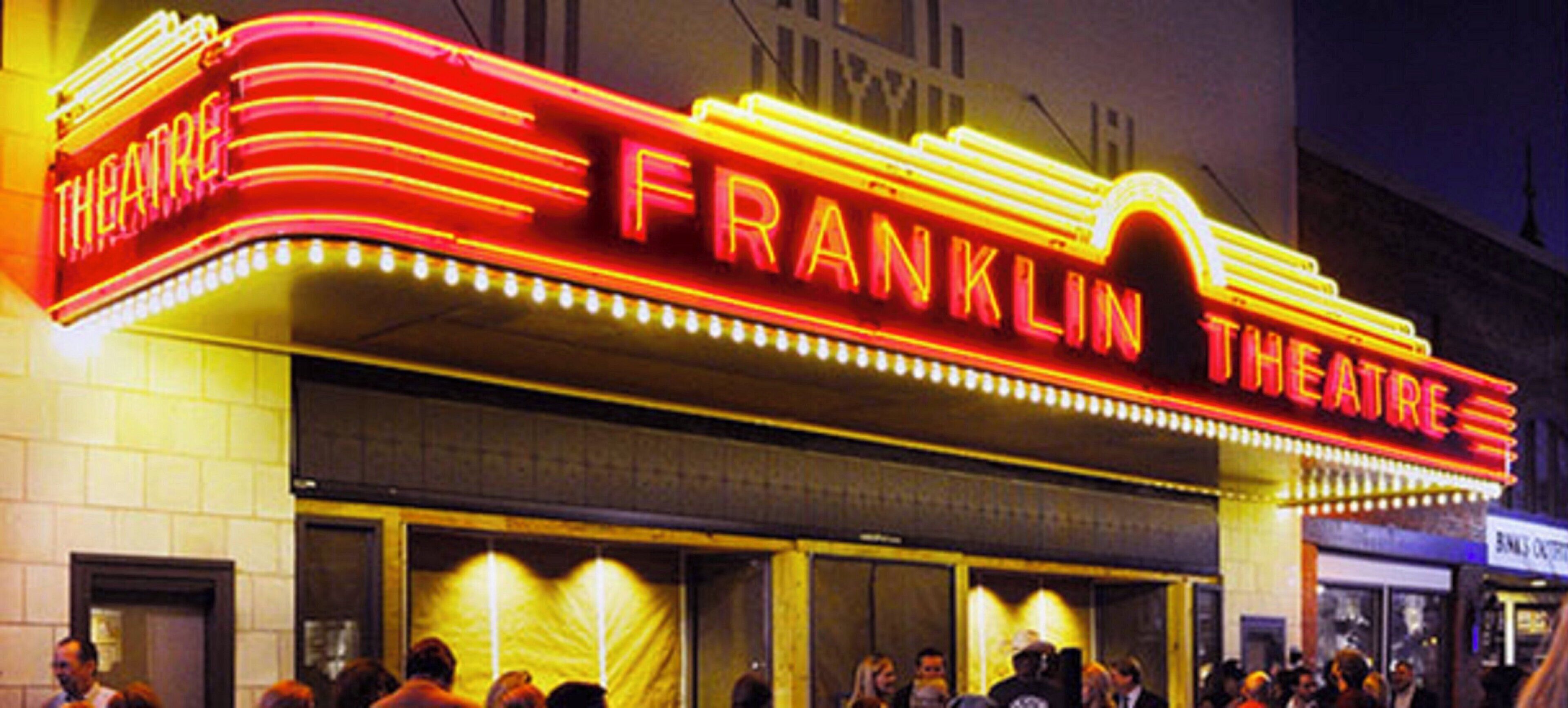 Un teatro con un cartel que dice 'FRANKLIN THEATRE'.
