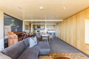 Comfort Apartment, 1 Queen Bed, Non Smoking | Living area