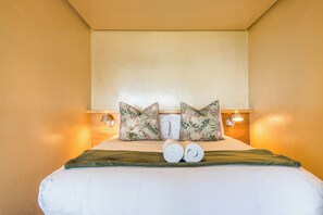 Comfort appartement, 1 queensize bed, niet-roken | 1 slaapkamer, een bureau, een strijkplank/strijkijzer, gratis wifi