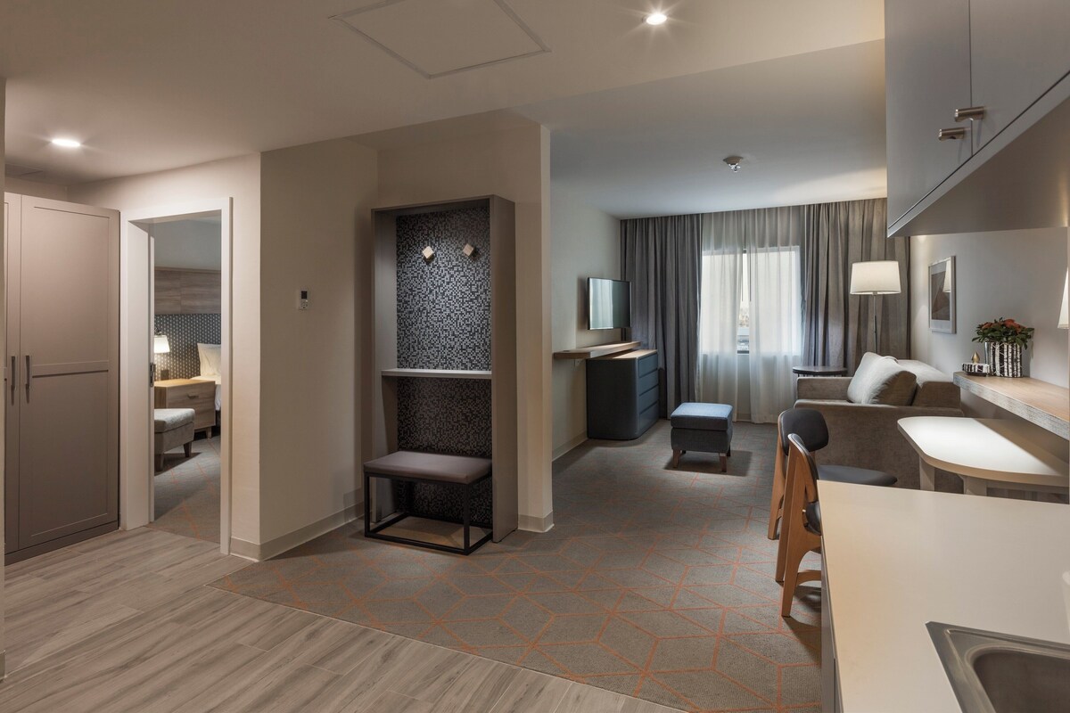 Suite, 1 Bedroom | In-room safe, desk, blackout drapes, soundproofing