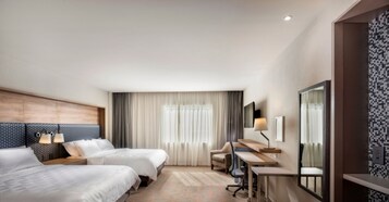 Caja de seguridad en la habitación, escritorio y cortinas blackout