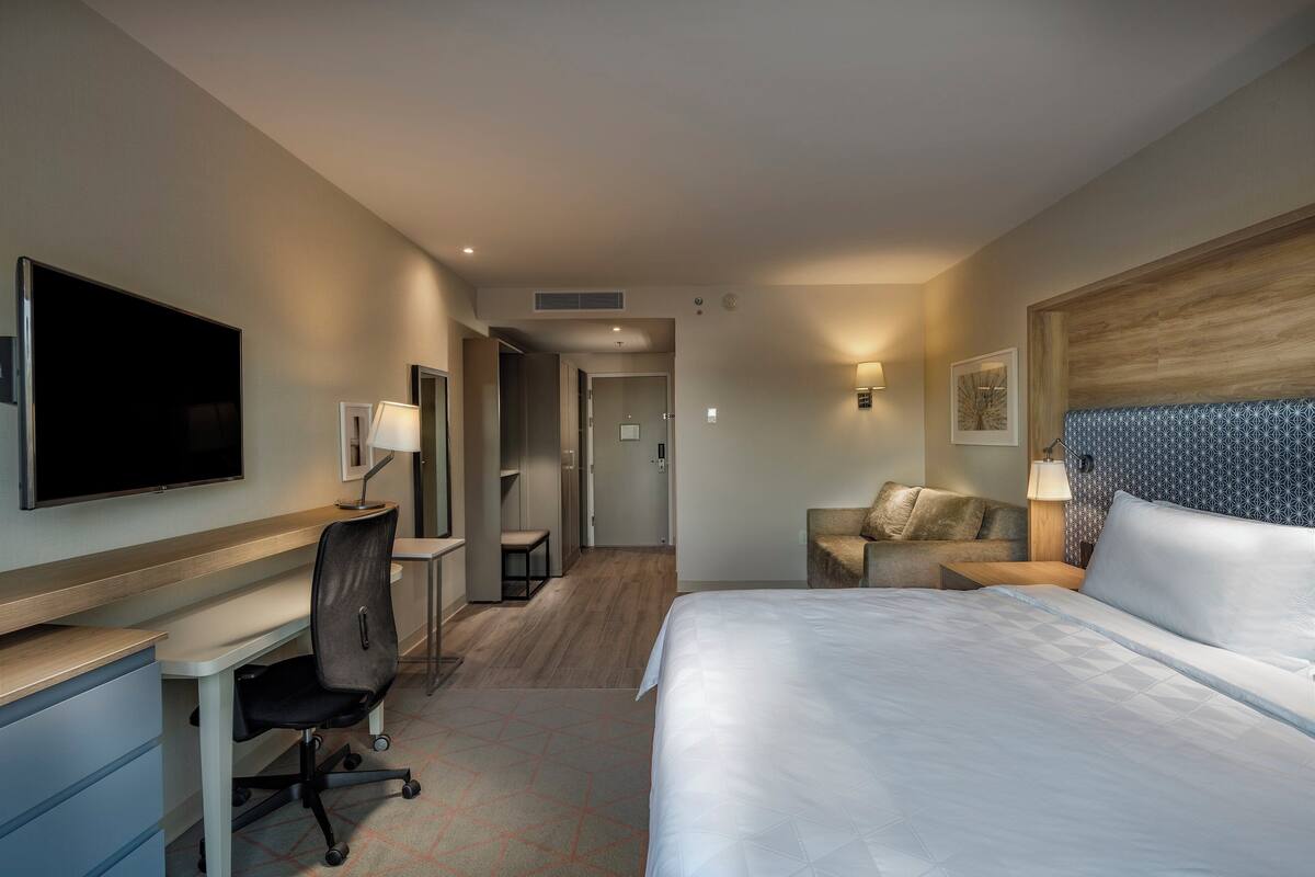 Standard Room, 1 King Bed | In-room safe, desk, blackout drapes, soundproofing