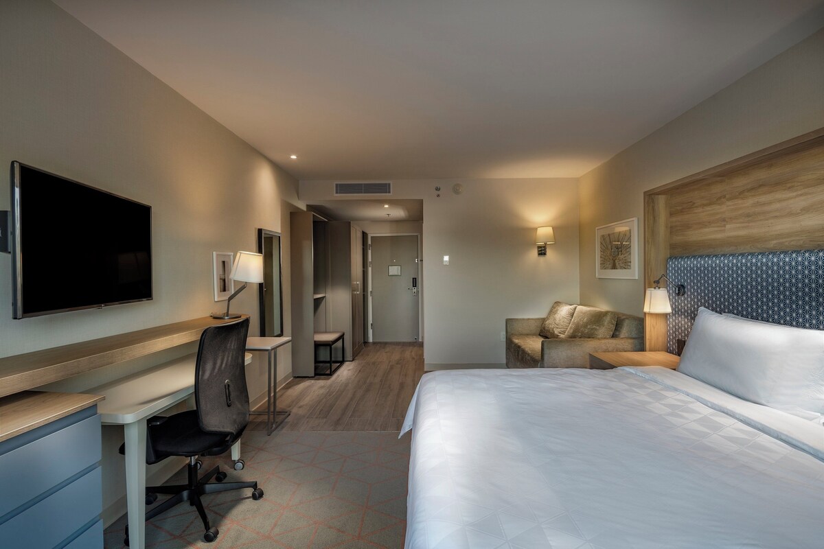 Standard Room, 1 King Bed | In-room safe, desk, blackout drapes, soundproofing