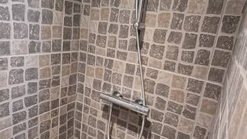 Classic Apartment (Penalhuzet) | Bathroom | Shower, rainfall showerhead, free toiletries, hair dryer