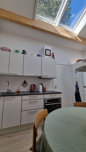 Lemari es, microwave, oven, dan kompor