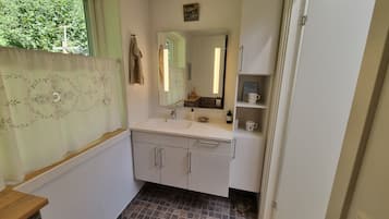 Shower, rainfall showerhead, free toiletries, hair dryer