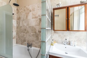 Apartment (1 Bedroom) | Badezimmer | Badewanne, Handtücher