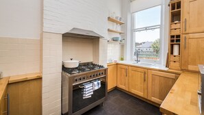 Appartement (1 Bedroom) | Cuisine privée | Cafetière/bouilloire, grand réfrigérateur, micro-ondes, four