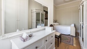 Appartement (1 Bedroom) | 1 chambre, fer et planche à repasser, draps fournis