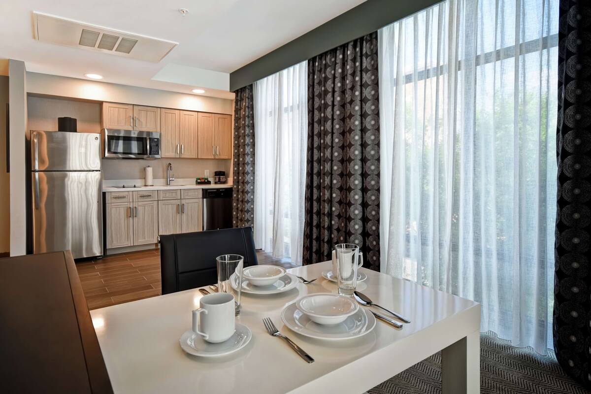 suite, 1 bedroom, non smoking | private kitchen | full-sized fridge, microwave, stovetop, dishwasher
