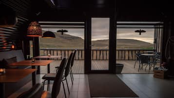 Petit déjeuner et dßner servis sur place