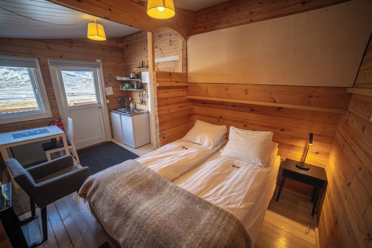 Double Room with Mountain View | Cortinas blackout, insonorización, wifi gratis y ropa de cama