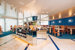 Tägliches Frühstücksbuffet (19.50 EUR pro Person)