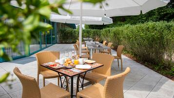Daily buffet breakfast (EUR 19.50 per person)