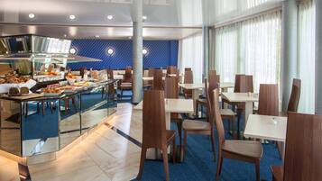 Ein moderner Essbereich mit Buffet, Holzkästen und einem blauen Teppich.