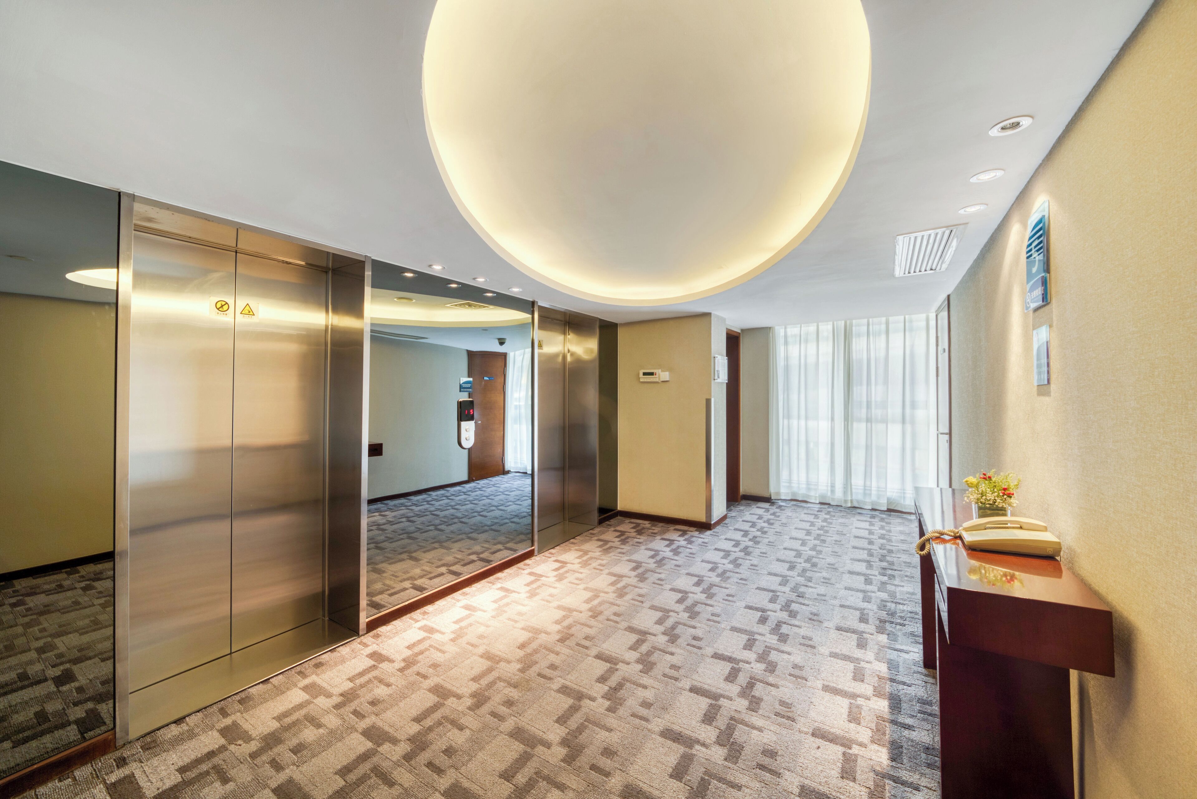 高档床上用品、办公桌、笔记本电脑工作区、隔音