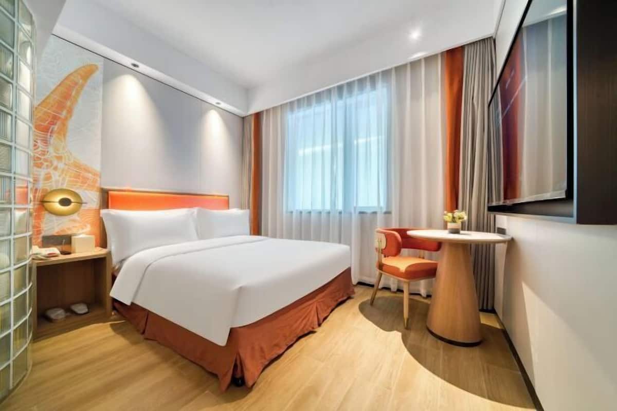 Hochwertige Bettwaren, Schreibtisch, laptopgeeigneter Arbeitsplatz