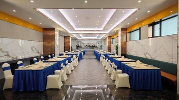 Daily buffet breakfast (CNY 38.00 per person)