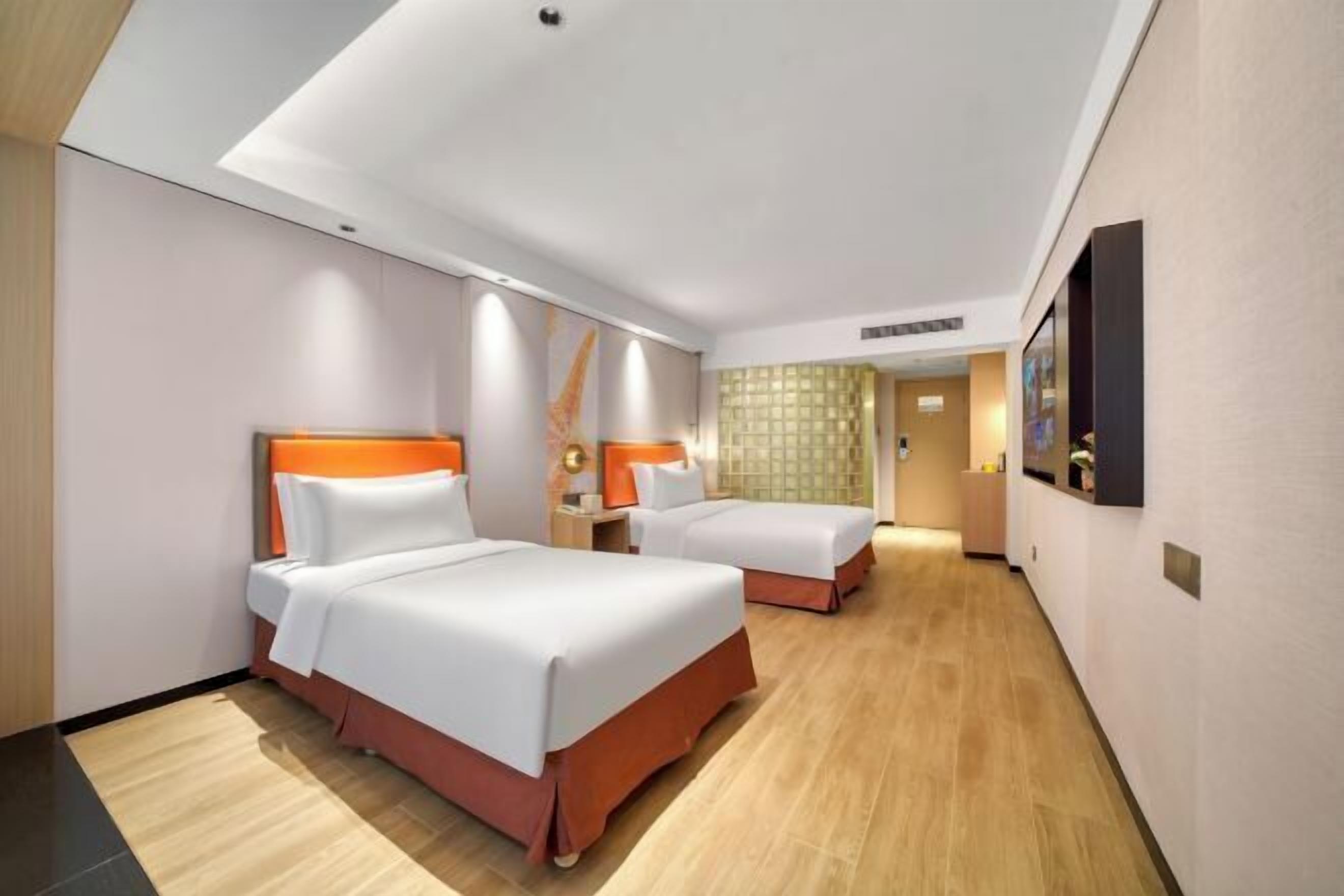 Hochwertige Bettwaren, Schreibtisch, laptopgeeigneter Arbeitsplatz