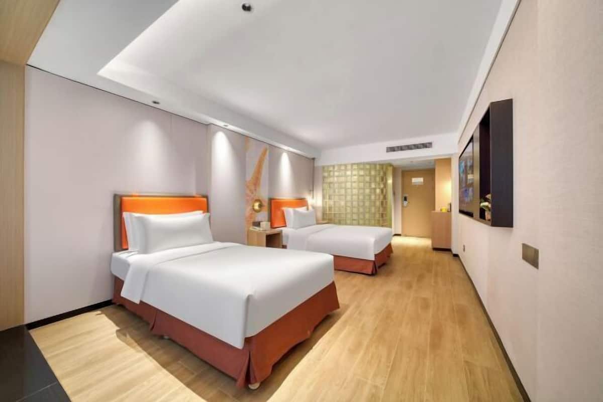 Hochwertige Bettwaren, Schreibtisch, laptopgeeigneter Arbeitsplatz