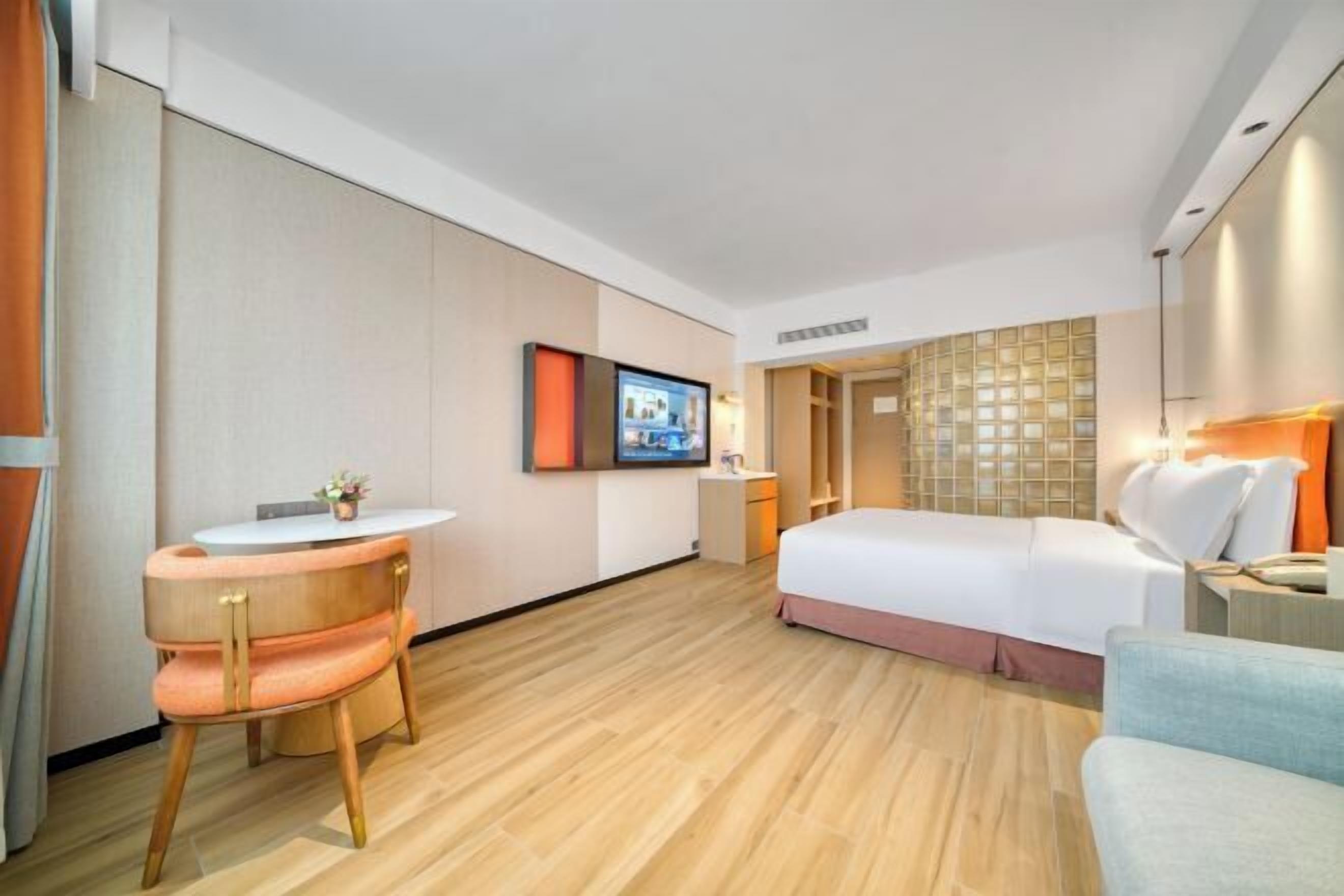 Hochwertige Bettwaren, Schreibtisch, laptopgeeigneter Arbeitsplatz