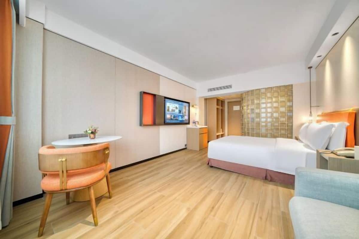 Hochwertige Bettwaren, Schreibtisch, laptopgeeigneter Arbeitsplatz