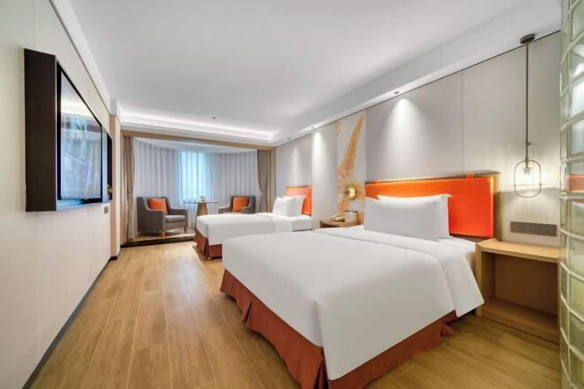 Hochwertige Bettwaren, Schreibtisch, laptopgeeigneter Arbeitsplatz