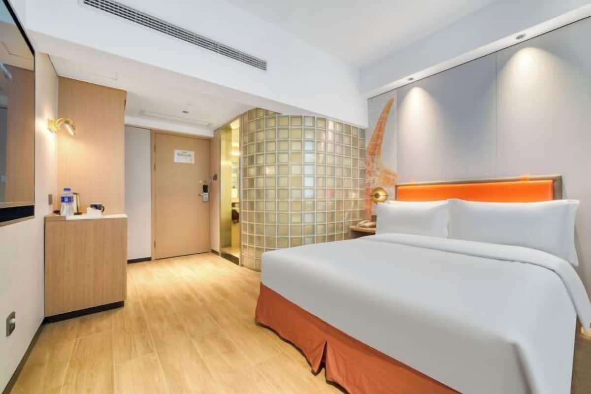 Hochwertige Bettwaren, Schreibtisch, laptopgeeigneter Arbeitsplatz