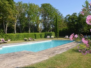 Piscina stagionale all'aperto, lettini