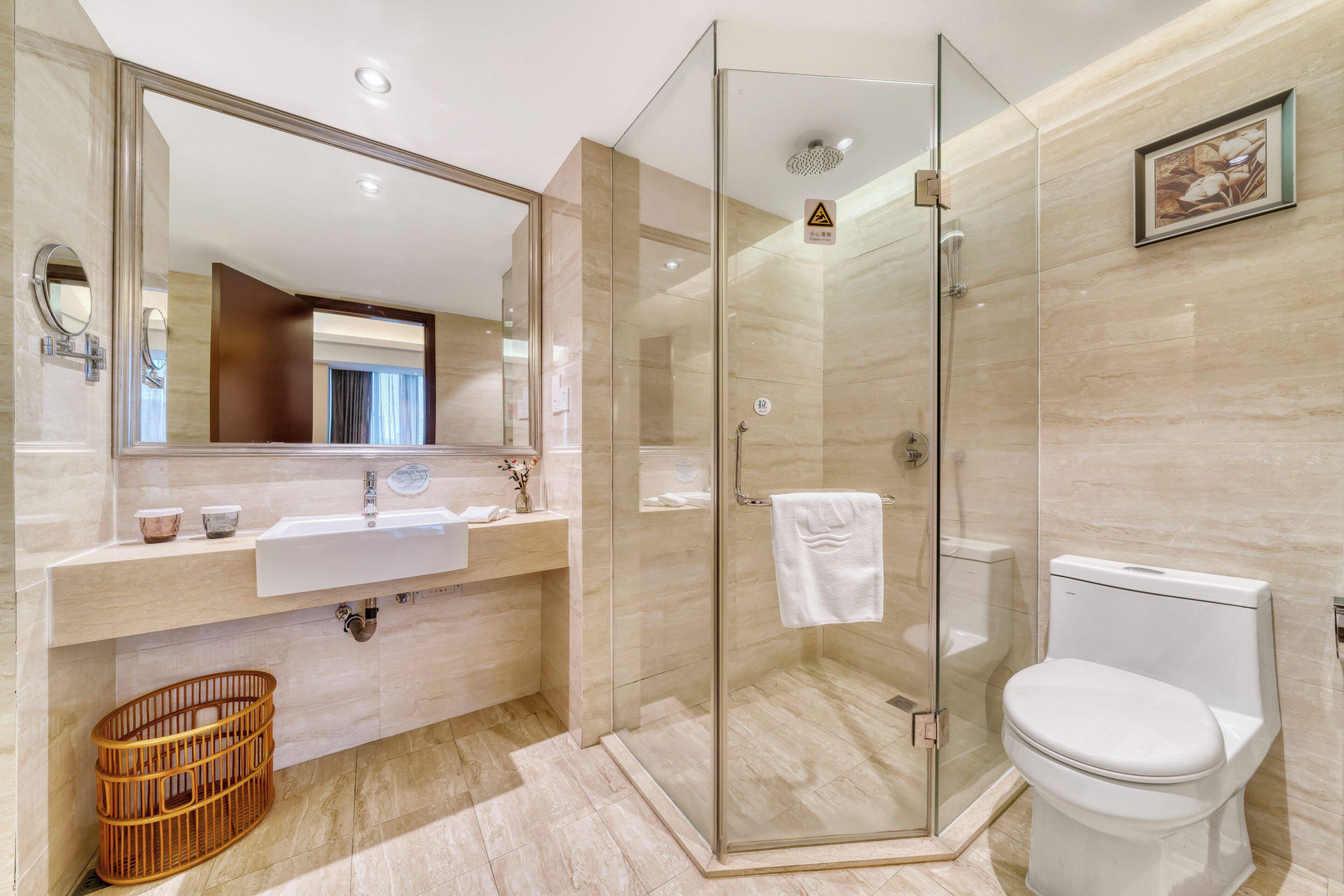 Deluxe Suite | Desk, blackout drapes, free WiFi, bed sheets