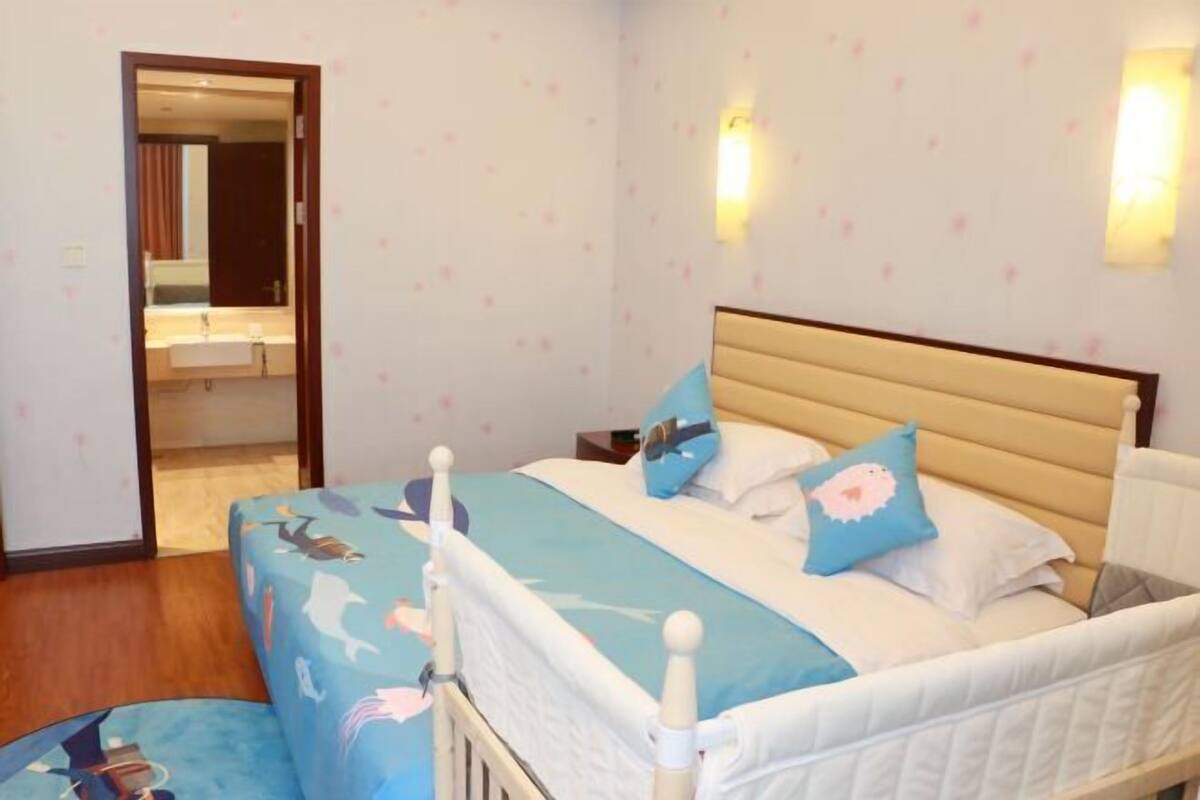 Desk, blackout curtains, free WiFi, bed sheets