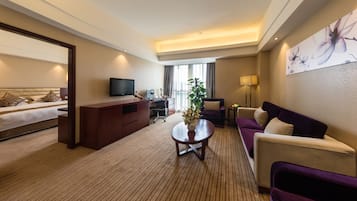 Deluxe Suite | Desk, blackout drapes, free WiFi, bed sheets